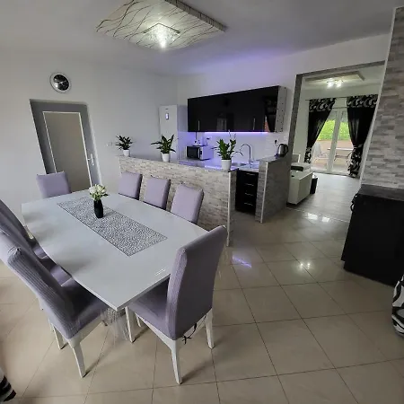 Melani Apartment